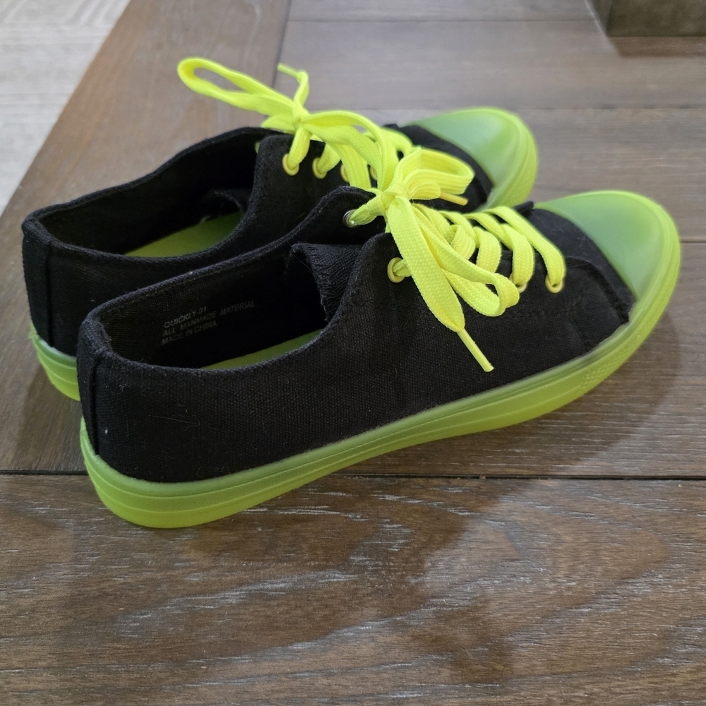Rouge Helium Sneakers, Women's Size 8.5